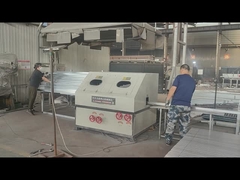 Οι στύλοι φράχτη τρυπούνται για την τοποθέτηση των εξαρτημάτων