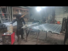 Οι στύλοι φράχτη συγκολλούνται στο μέγεθος που απαιτείται από τον πελάτη.