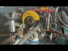 Το ροδάκινο κόβεται στο μέγεθος που απαιτεί ο πελάτης.