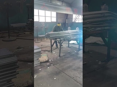 Ο συνδετήρας φράχτη συγκολλείται στο στύλο φράχτη