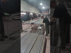 Τα εξαρτήματα των κιγκλιδωμάτων συγκολλώνται στις κολώνες των κιγκλιδωμάτων.