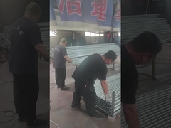 Οι στύλοι της περίφραξης γυαλίζονται και στοιβάζονται