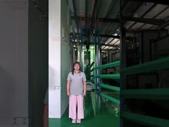 Το πράσινο τετράγωνο στύλος είναι επιφανειακά επεξεργασμένο έτσι